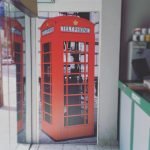 Adesivo telefone londres aplicado nas portas do armário
